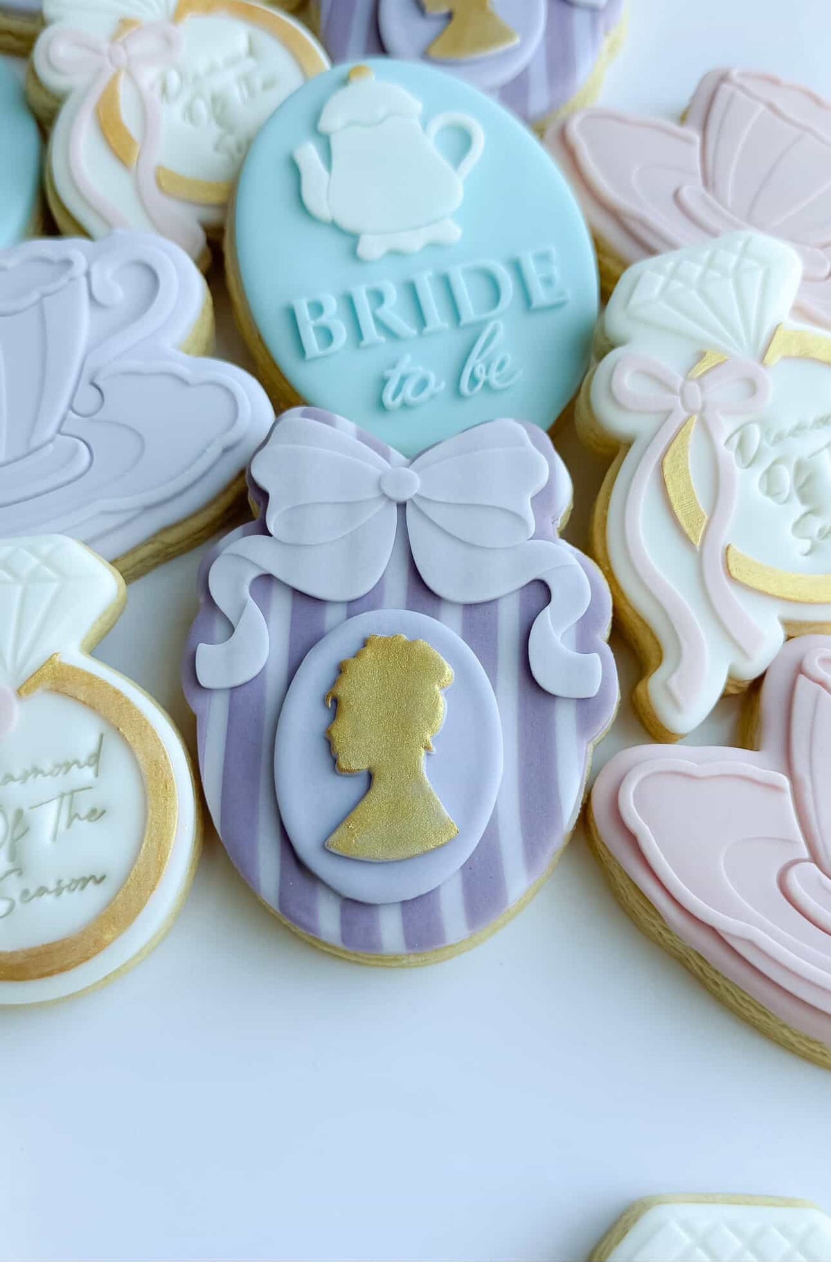 Oval Plaque with Bow Cookie Stamp & Cutter