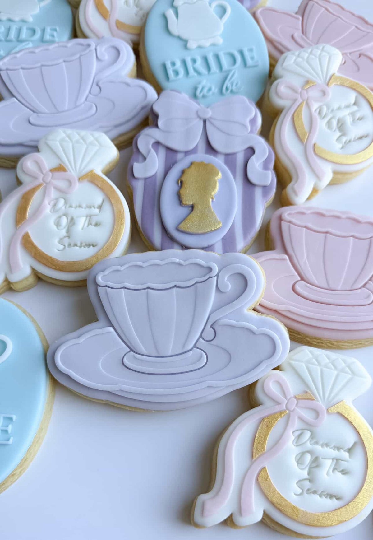 Oval Plaque with Bow Cookie Stamp & Cutter